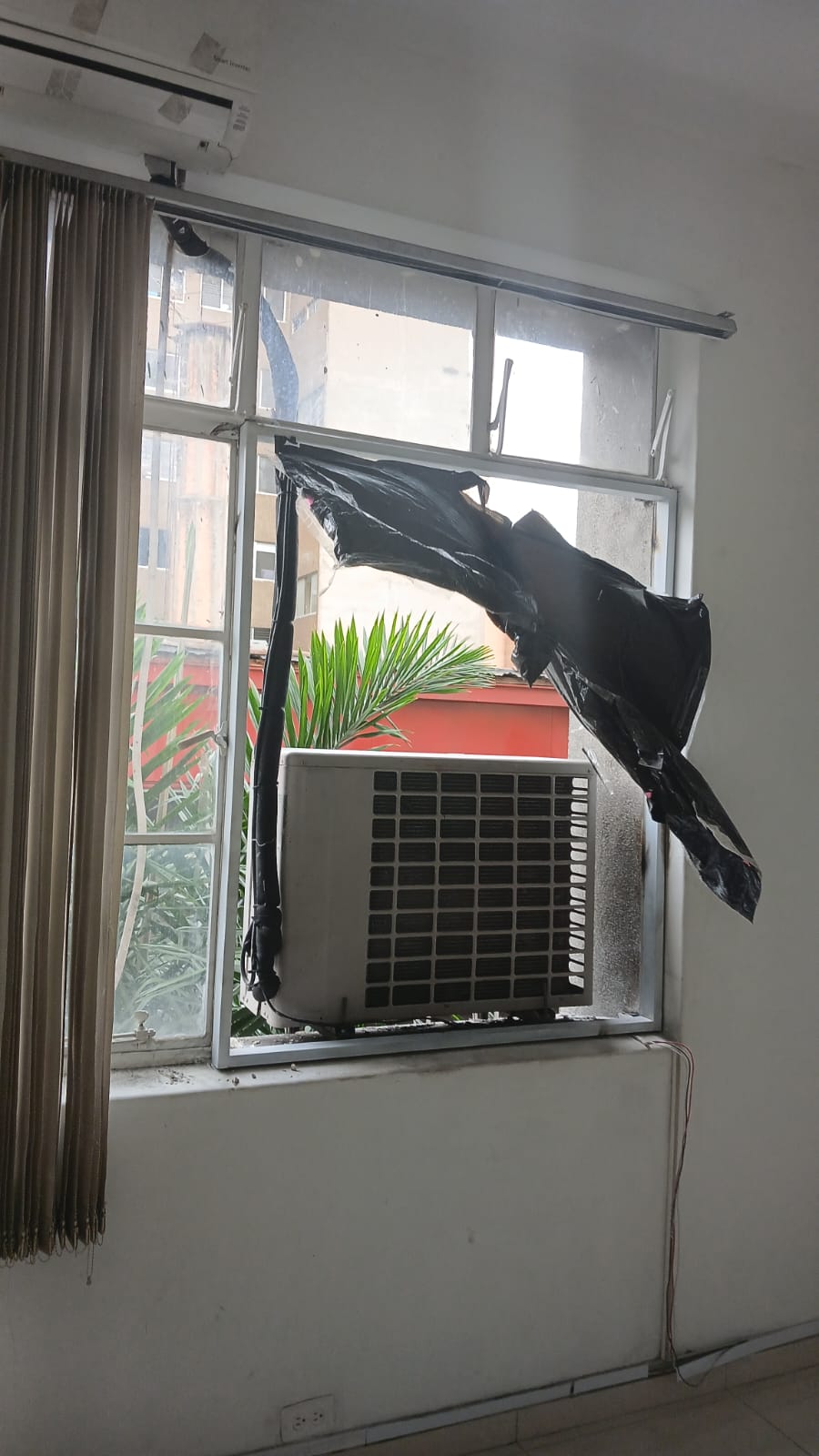 Equipo de aire acondicionado de ventana instalado y sellado