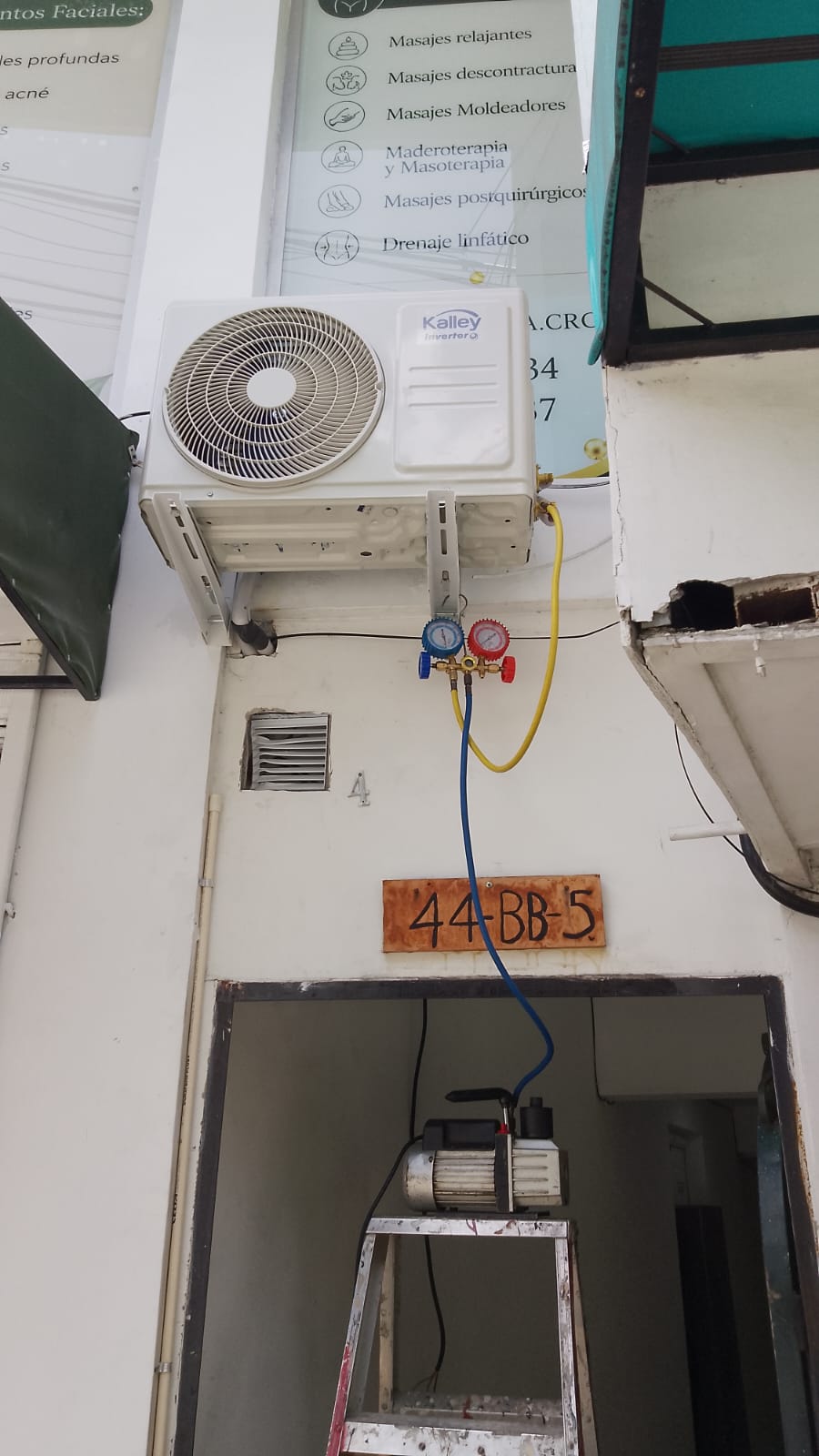 Bomba de vacío conectada a una unidad condensadora en fachada
