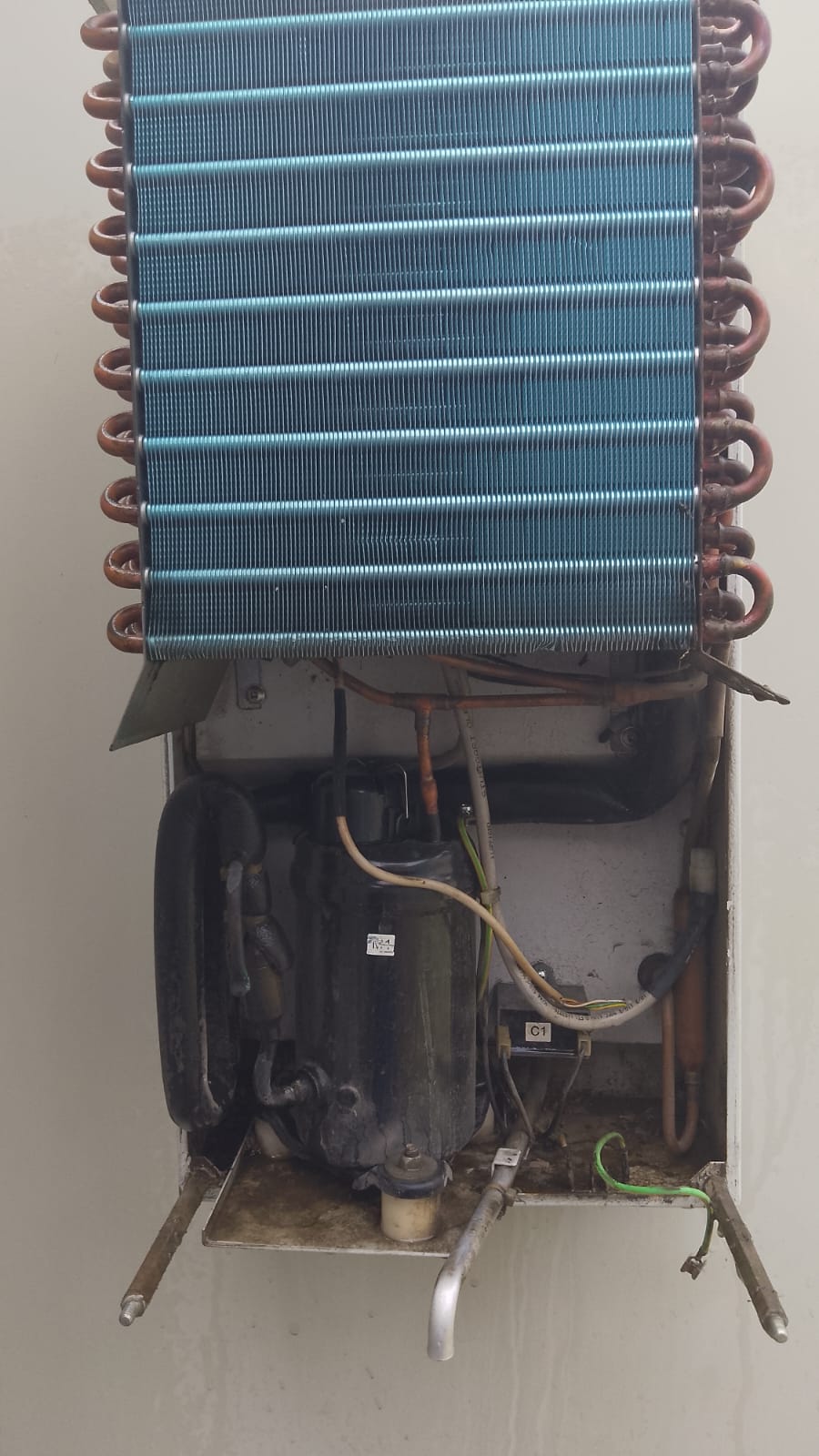 Compresor y serpentín de un equipo de refrigeración en revisión