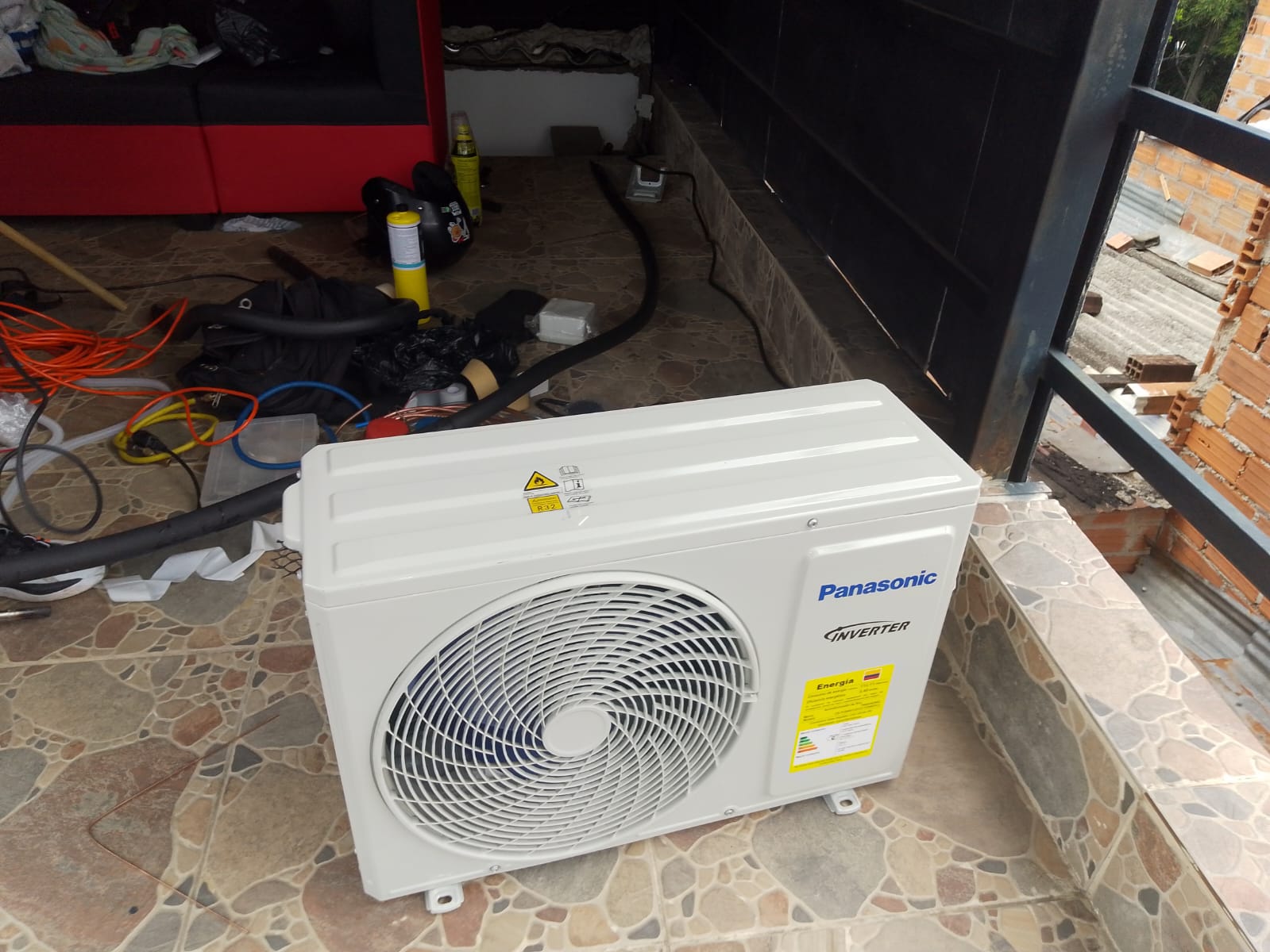 Unidad condensadora nueva en sitio antes de ser anclada