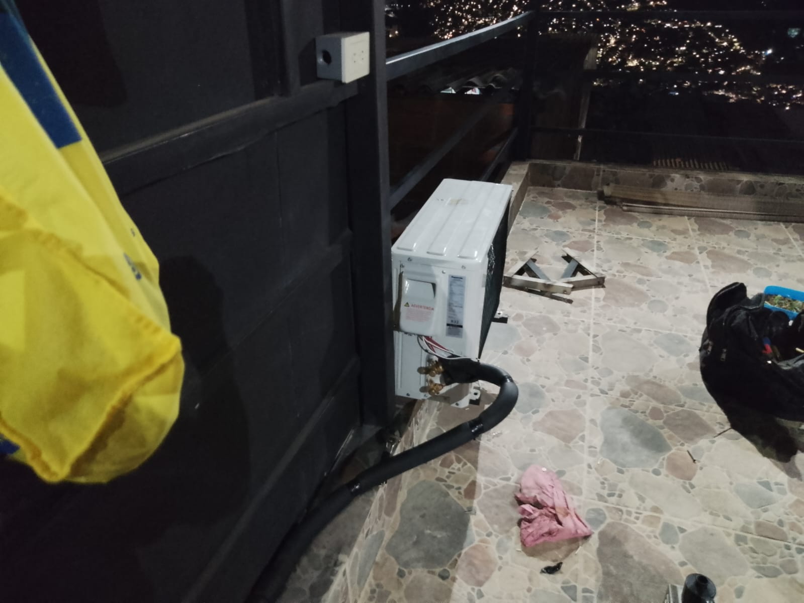 Instalación de unidad condensadora en una terraza de Medellín