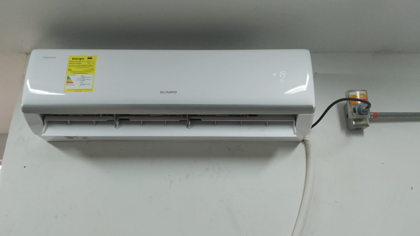 Mini split instalado con acometida eléctrica terminada