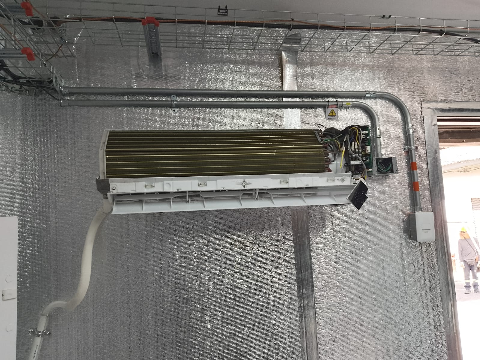 Acometida eléctrica en tubería metálica hacia una unidad interior
